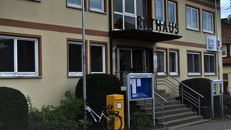 Die Gemeinde Pfarrweisach kommt mit knapp 50 000 Euro davon, wenn das Rathaus in Pfarrweisach (unser Bild) energetisch saniert wird. Knapp 300 000 Euro kostet die Maßnahme, wofür es das meiste Geld von der Regierung von Unterfranken gibt. Foto: Simon Albrecht