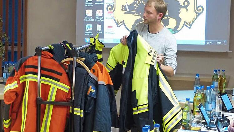 Michael Parzefal von der Ebermannstadfter stellt dem Stadtrat die Feuerwehrjacken vor. Foto: Pauline Lindner