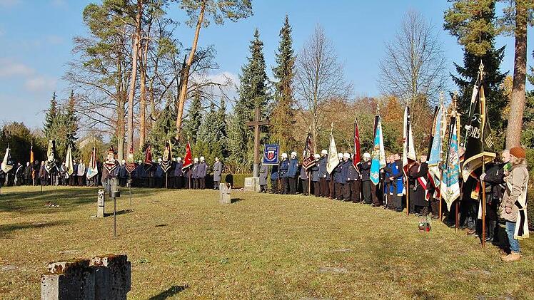 Die Ehrenformationen sind neben dem Ehrenmal (Mitte) angetreten. Foto: Sigismund von Dobschütz