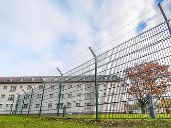 Eine kleine Gruppe von Intensivstraftätern hält Bamberg in Atem: Blick durch den Zaun auf die Aufnahmeeinrichtung Oberfranken.  Foto: dpa