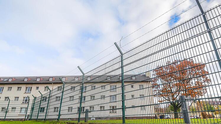 Eine kleine Gruppe von Intensivstraftätern hält Bamberg in Atem: Blick durch den Zaun auf die Aufnahmeeinrichtung Oberfranken.  Foto: dpa