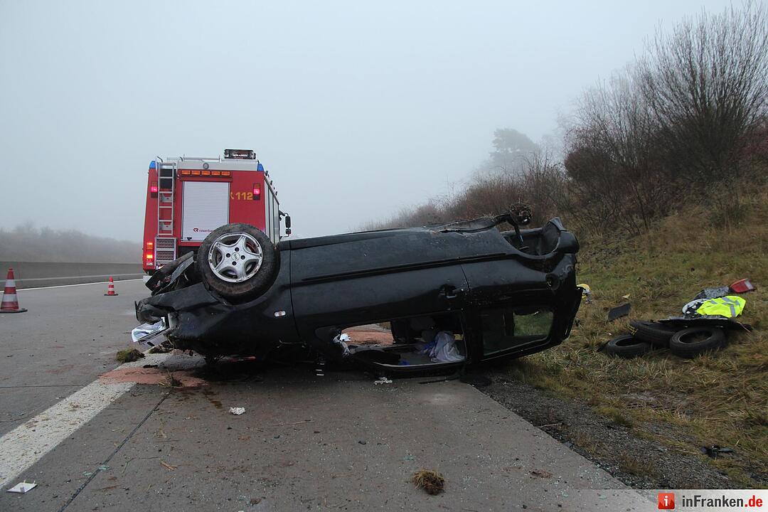 Pkw überschlägt sich auf der A71 - Zwei Personen schwer verletzt