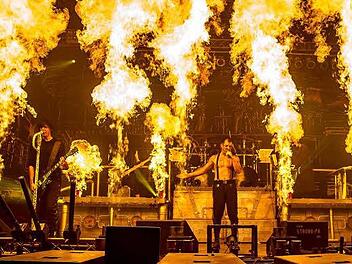 Flammendes Inferno: Die Pyro-Show ist für Stahlzeit und Sänger Heli Reißenweber (Mitte) schon Routine geworden. Foto: Jörg Fischer