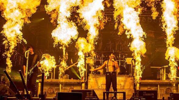 Flammendes Inferno: Die Pyro-Show ist für Stahlzeit und Sänger Heli Reißenweber (Mitte) schon Routine geworden. Foto: Jörg Fischer