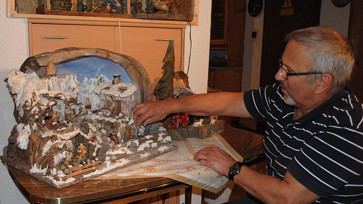 Klaus Kneuer bringt die Figuren auf einer seiner 30 Krippen in die richtige Position. Diese Darstellung hat sogar einen Wasserlauf.Christoph Wiedemann