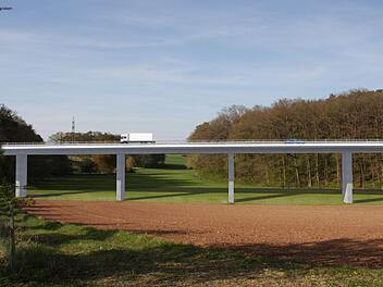 So soll die Brücke über den Pfersbachgraben einmal aussehen.  Visualsierung: Firmhofer und Günther Architekten/Bauwerksentwurf: Ingenieurbüro Grassl