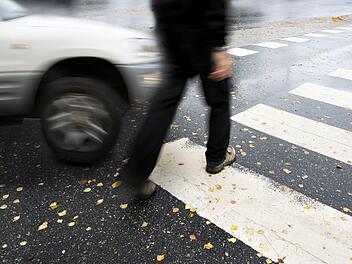 An einer Fu&szlig;g&auml;ngerfurt in Schweinfurt wurde am Montag ein 42-j&auml;hriger Mann angefahren - die Fahrerin fl&uuml;chtete unerkannt. Symbolfoto: Pink Badger/Adobe Stock