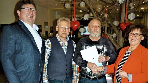 Hans-J&uuml;rgen H&uuml;bner (Zweiter von rechts) nahm die Urkunde f&uuml;r seine Mutter Frieda entgegen. Mit im Bild (von links) Zweiter B&uuml;rgermeister Harald Peetz, stellvertretender Vorsitzender Herbert M&auml;dl und Vorsitzende Inge Tischer.  Foto: Werner Rei&szlig;aus