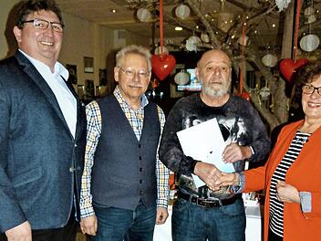 Hans-Jürgen Hübner (Zweiter von rechts) nahm die Urkunde für seine Mutter Frieda entgegen. Mit im Bild (von links) Zweiter Bürgermeister Harald Peetz, stellvertretender Vorsitzender Herbert Mädl und Vorsitzende Inge Tischer.  Foto: Werner Reißaus