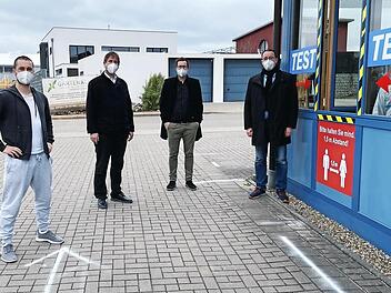Bürgermeister Martin Walz und Landrat Hermann Ulm eröffnen das Schnelltestzentrum in Neunkirchen.