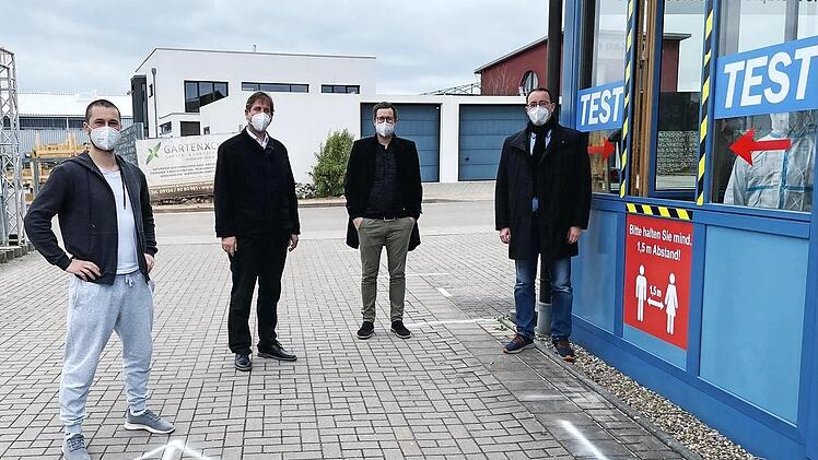 Bürgermeister Martin Walz und Landrat Hermann Ulm eröffnen das Schnelltestzentrum in Neunkirchen.