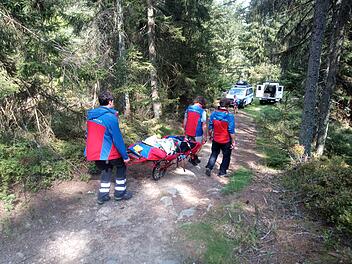 Wei&szlig;enstadt: Bergwacht muss Wanderin vom Rudolfstein retten - "ung&uuml;nstige Alarmzeit"