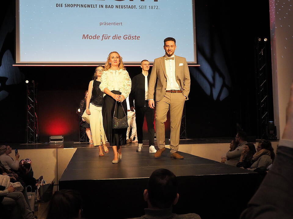 Inkl. Braut- und Festmodenschauen.