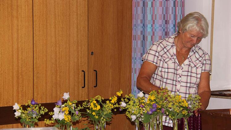 Roswitha Duda sorgt für den Blumenschmuck.