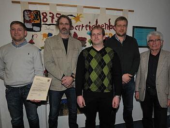 Jörg Kaltenhäuser, Manfred Kreß, Peter Hofmann und Philipp Kreß (v. l.) wurden von Bürgermeister Klaus Hacker vereidigt. Foto: Roland Meister