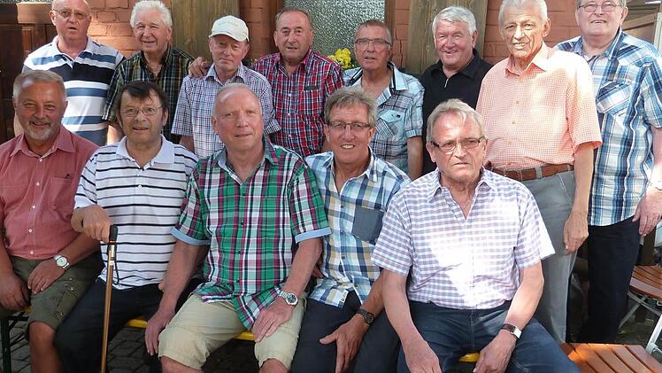 Die erfolgreiche Meistermannschaft des BSC Kulmbach von 1966 mit (hinten, v. l.) Heinz H&uuml;sser, Helmut Luft, Norbert Stabenow, Fritz B&auml;r, Manfred Schaller, Richard Metzner, Horst Krau&szlig; (ehemaliges Vorstandsmitglied) und Manfred Sommerer sowie (vorne, v. l.) Karl-Heinz Hasenfu&szlig;, Gerhard Pfarrer, Manfred Mann, Wolfgang Hoffmann und Alfred Ro&szlig;meisl. Fotos: Werner Rei&szlig;aus