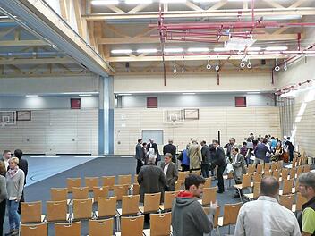 Jetzt auch offiziell eröffnet: die Obermainhalle in Burgkunstadt. Neben Vertretern von Gymnasium und Realschule nahmen auch Kreisräte und beteiligte Planer an der kleinen Feier teil.  Foto: Popp