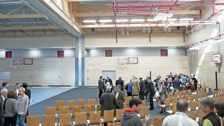 Jetzt auch offiziell eröffnet: die Obermainhalle in Burgkunstadt. Neben Vertretern von Gymnasium und Realschule nahmen auch Kreisräte und beteiligte Planer an der kleinen Feier teil.  Foto: Popp