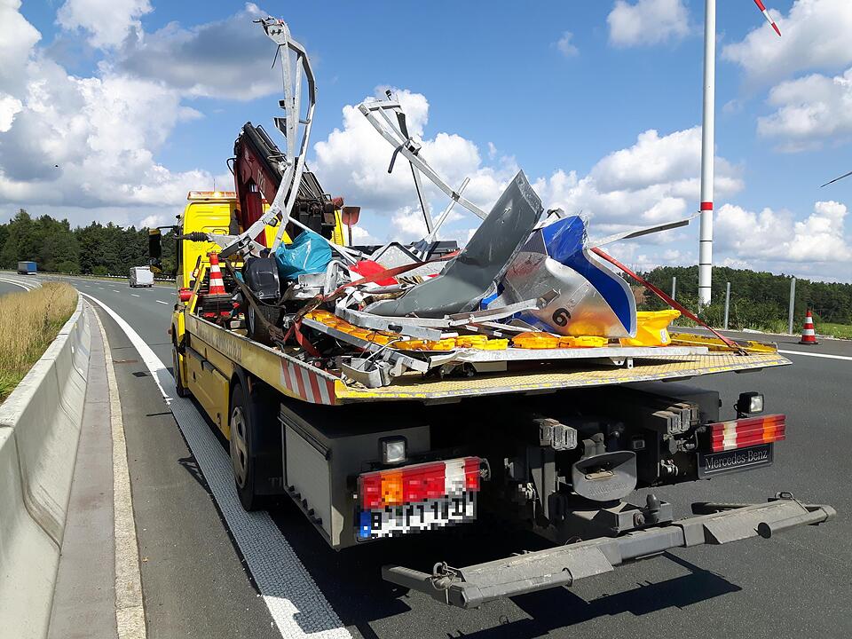 Pegnitz: Vater und Sohn rasen in Absicherungsfahrzeug