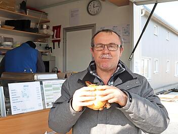 Georg Bär lässt sich seine Bratwurst schmecken. Foto: Johanna Blum