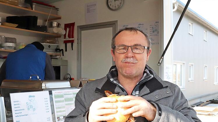 Georg Bär lässt sich seine Bratwurst schmecken. Foto: Johanna Blum