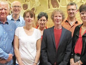 Ehrungen beim Turnverein Lützelbuch (von links): Jürgen Rückert, Michael Schäfer, Dieter Reuß, Jürgen Lesch, Sabine Bauer, Karin Reuß, Hartmut Jahn, Martin Schreiner, Susann Biedefeld sowie Diakon Franz K. Schön  Foto: Martin Koch