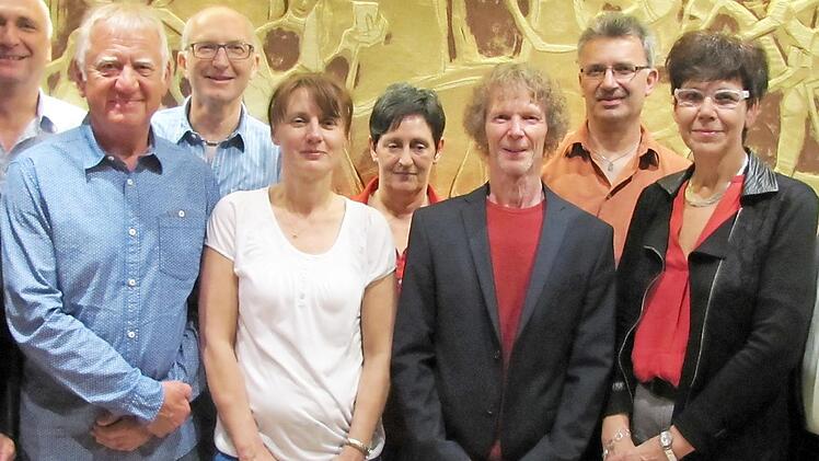 Ehrungen beim Turnverein Lützelbuch (von links): Jürgen Rückert, Michael Schäfer, Dieter Reuß, Jürgen Lesch, Sabine Bauer, Karin Reuß, Hartmut Jahn, Martin Schreiner, Susann Biedefeld sowie Diakon Franz K. Schön  Foto: Martin Koch