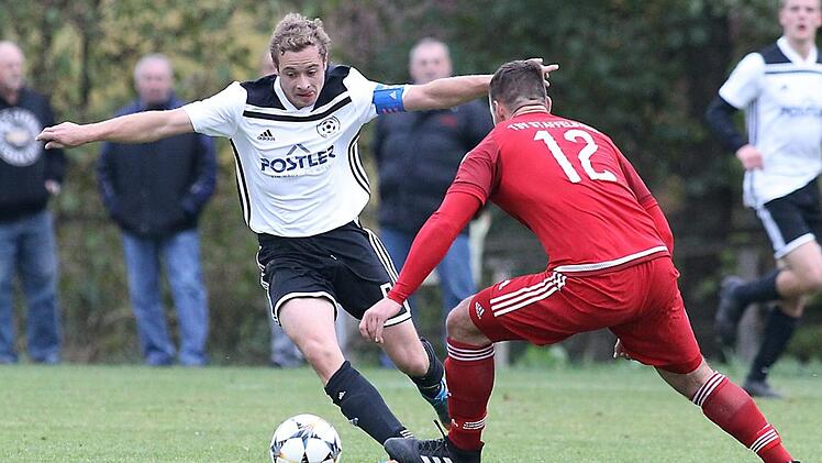 Christoph Schmitt (links), der zweifache Torschütze der SpVgg Lauter, im Zweikampf mit dem Staffelbacher Dominik Fößel Fotos: sportpress