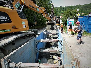 Die Firma ASK aus Kulmbach ist gegenwärtig dabei, den Regenwasserkanal neu zu verlegen. Die Arbeiten sind alles andere als einfach, denn für die alten Wasser- und Kanalleitungen sind keine Bestandspläne vorhanden. Foto: Werner Reißaus