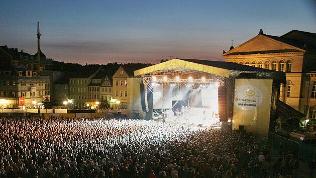 In Corona-Zeiten undenkbar geworden: Menschenmassen bei einem Konzert auf dem Coburger Schlossplatz.