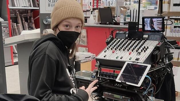 Emma Bindrum während der Arbeit am Film-Set