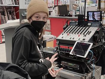 Emma Bindrum während der Arbeit am Film-Set