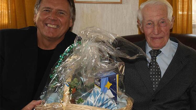 Bürgermeister Adolf Falkenstein gratuliert Johann Gegner zum 90. Geburtstag.  Foto: G. Bauer