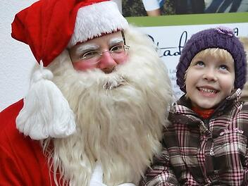 Die kleine Laura wünscht sich vom Nikolaus alias Tobias Höhn eine Puppenklinik. Fotos: Gabi Betram