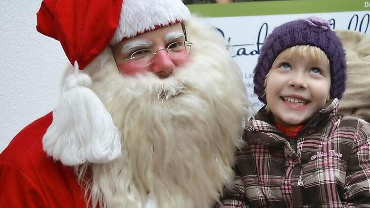 Die kleine Laura wünscht sich vom Nikolaus alias Tobias Höhn eine Puppenklinik. Fotos: Gabi Betram