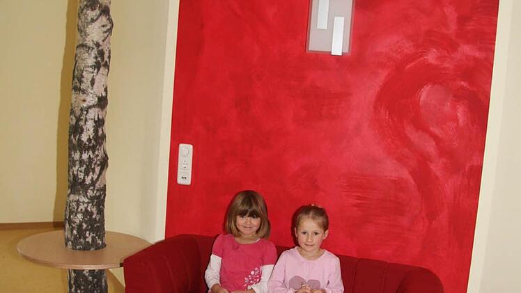 Eine Kuschellounge ganz in Rot: Mia Eberts (5) und Annika Walter (4) sitzen Probe.