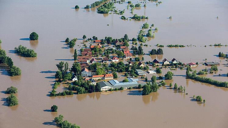 Unvergessen sind die Bilder der Flut im Donauraum 2013. Die Katastrophen von 2002, 2005, 2006 und 2010 zeigen, wie groß die Unwettergefahr in Deutschland längst ist.  Fotos: dpa