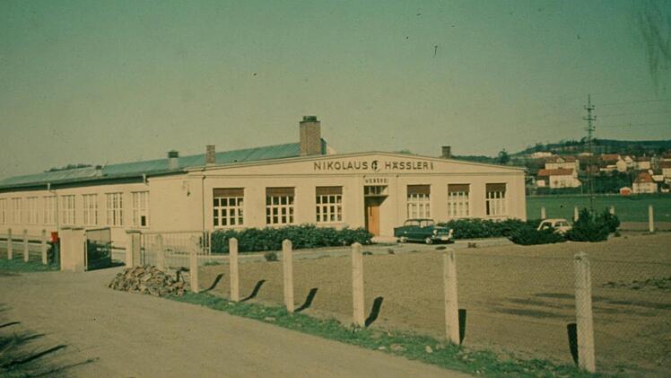 Die Weberei Häßler zu ihren Glanzzeiten in den sechziger Jahren. Die architektionisch ansprechende Gebäudefront ist bereits vor Jahren abgerissen worden, als die ATU-Filiale gebaut worden ist. Jetzt steht nur noch der rückwärtige Gebäudeteil, der für den Post/Dekra-Neubau weichen muss. Foto: Archiv Erich Olbrich