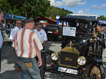 Kaum zu glauben, dieser Ford T Tin Lizzie, auch Blechliesel genannt, ist Baujahr 1915, also wird 100 Jahre alt. Kein Wunder, dass diese Karosse die Bewunderung und das Bestaunen zahlreicher Besucher hervorlockte.  Fotos: Karl-Heinz Hofmann