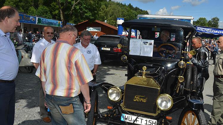 Kaum zu glauben, dieser Ford T Tin Lizzie, auch Blechliesel genannt, ist Baujahr 1915, also wird 100 Jahre alt. Kein Wunder, dass diese Karosse die Bewunderung und das Bestaunen zahlreicher Besucher hervorlockte.  Fotos: Karl-Heinz Hofmann