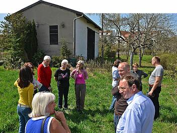 Das Bild zeigt Mitglieder der Bürgerinitiative bei einem Ortstermin mit dem FT im Frühjahr 2013. Ihr Kampf gegen die Aufstellung einer Mobilfunkantenne am Buger Berg war erfolglos, zog aber einen Rechtsstreit nach sich. Foto: Ronald Rinklef/Archiv