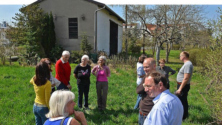 Das Bild zeigt Mitglieder der Bürgerinitiative bei einem Ortstermin mit dem FT im Frühjahr 2013. Ihr Kampf gegen die Aufstellung einer Mobilfunkantenne am Buger Berg war erfolglos, zog aber einen Rechtsstreit nach sich. Foto: Ronald Rinklef/Archiv