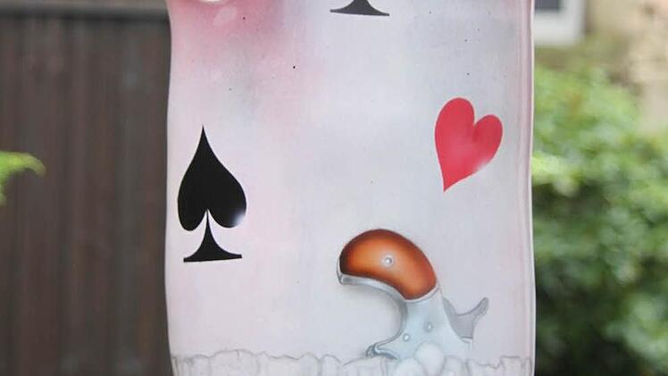 Eine Prothese mit Pokerkarten sowie einem Strumpfband mit Deranger-Revolver. Foto: Sonja Adam