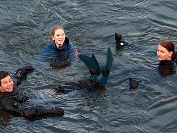 Sie fühlten sich im kalten Wasser pudelwohl. Foto: kag