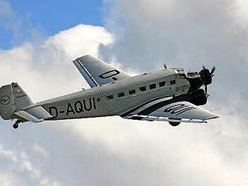 Eine "Tante Ju" (Ju 52) unterwegs   Foto: Archiv/Harald Rieger