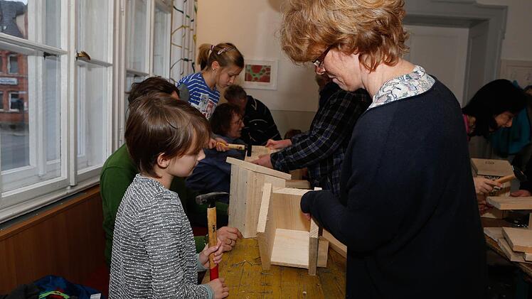 Nistkastenbau im Familientreff - gemeinsam mit dem LBV und der Traumgarten AG Foto: Matthias Hoch
