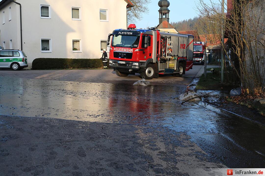 Mit 25.000 Liter Guelle beladener Lkw kippt um