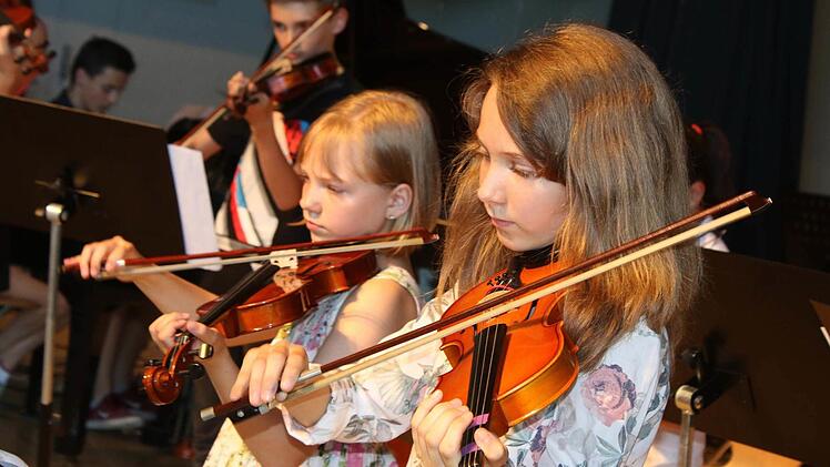 Nele (rechts) und Emely vom Streicherensemble beim "Zug der Zwerge" von Edvard Grieg Fotos: Ralf Naumann