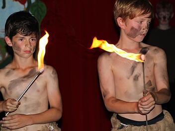Gemeinsam führen die Kinder eine Feuer-Show auf. Foto: Ulrike Müller