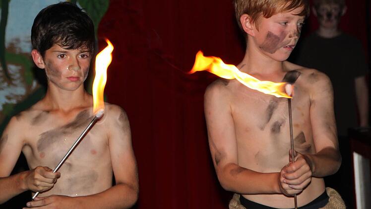 Gemeinsam führen die Kinder eine Feuer-Show auf. Foto: Ulrike Müller